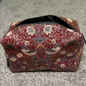 STRAWBERRY THIEF MEDIUM WASH BAG
SIZE MEDIUM